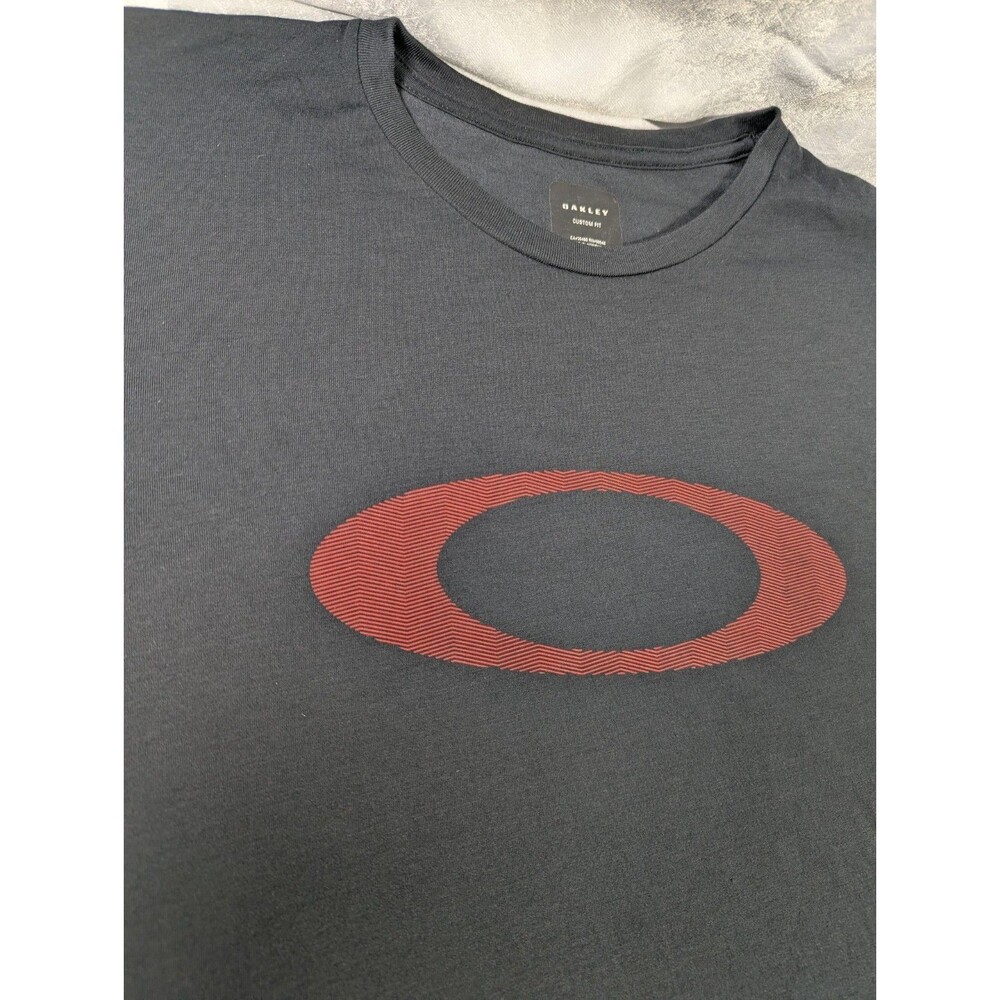 Oakley Men's XL Black Red O Logo Custom Fit Graphic T-Shirt Y2K Streetwear